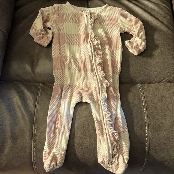 Caden Lane Other - Caden Lane Ruffle Bottom, zip front Footie